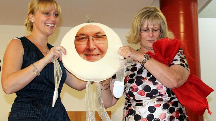 Konrektorin Johanna Tropsch (links) und Melanie Höfner gaben dem Geist "Jawoisserdennschonwieder" Dilligs Gesicht und fingen ihn ein. Foto: Bettina Knauth