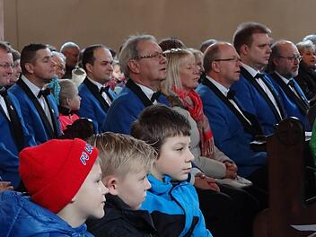 Mitglieder des Eberner Elferrats mit ihrem Vorsitzenden Eberhard Wohl (Mitte) beim Festgottesdienst am Faschingssonntag in der Eberner Stadtpfarrkirche. Die Buben im Vordergrund waren auch fasziniert von der gereimten Predigt des Pfarrers.