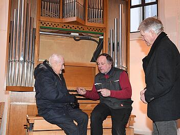 Wolfgang Wünsch (links) fachsimpelt an der von ihm gestifteten Orgel mit Orgelbaumeister Thomas Eichfelder. Zeuge des Gesprächs ist Ulrich Bauer-Bornemann, Vorsitzender des Vereins Freundeskreis St. Johannis. Foto: Ronald Rinklef