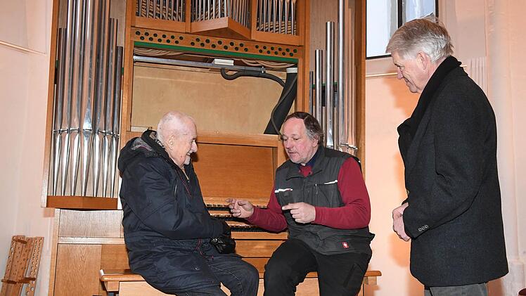Wolfgang Wünsch (links) fachsimpelt an der von ihm gestifteten Orgel mit Orgelbaumeister Thomas Eichfelder. Zeuge des Gesprächs ist Ulrich Bauer-Bornemann, Vorsitzender des Vereins Freundeskreis St. Johannis. Foto: Ronald Rinklef