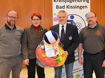 Seit fünf Jahren verleiht der Landkreis in Verbindung mit dem Kreisjugendring den Jugendleiter/innen -Preis  an langjährig aktive Jugendleiter. In diesem Jahr erhielt ihn der Hammelburger Peter Gößmann-Schmitt für seine Tätigkeiten bei der Wasserwacht. Auf unserem Foto v.li.: KJR Geschäftsführer Christoph Stürmer, stellvertr. Landrätin Monika Horcher, Peter Gößmann-Schmitt und der KJR-Vorsitzende Klaus Kippes.  Foto: Peter Rauch