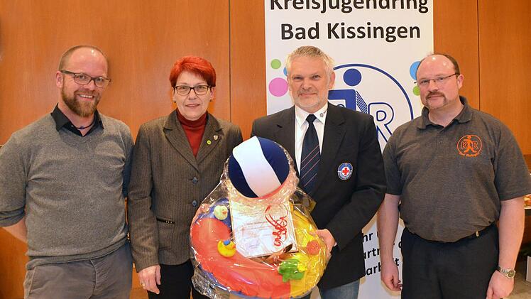 Seit fünf Jahren verleiht der Landkreis in Verbindung mit dem Kreisjugendring den Jugendleiter/innen -Preis  an langjährig aktive Jugendleiter. In diesem Jahr erhielt ihn der Hammelburger Peter Gößmann-Schmitt für seine Tätigkeiten bei der Wasserwacht. Auf unserem Foto v.li.: KJR Geschäftsführer Christoph Stürmer, stellvertr. Landrätin Monika Horcher, Peter Gößmann-Schmitt und der KJR-Vorsitzende Klaus Kippes.  Foto: Peter Rauch