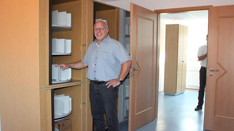 Geschäftsleiter Alois Dorn inspiziert die Aktenschränke. Foto: Ulrike Müller
