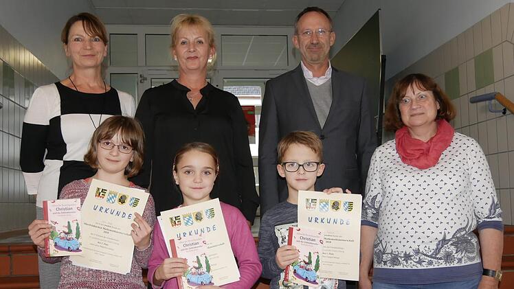 Ziva (von links), Klara und Antor sind echte Mathematik-Asse. Schul- beziehungsweise Kreissieger sind sie schon. Nun wird sich zeigen, ob sie die Konkurrenz auch auf Bezirksebene schlagen können. Schulrat Ulrich Barth sowie Rektorin Gabriele Selch und Koordinatorin Verena Lindner werden ihnen auf jeden Fall fest die Daumen drücken. Manja von Nida