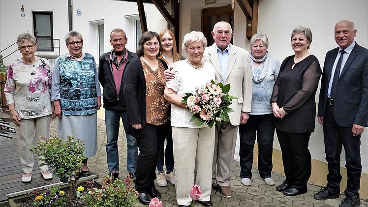 Das Jubelpaar Walter und Anneliese Reichinger (Mitte) mit (nach links) Enkeltochter Corinna und Tochter Andrea Müller sowie (von rechts) Bürgermeister Hermann Anselstetter und Tochter Iris Blätterlein sowie Nachbarn  Foto: Werner Reißaus