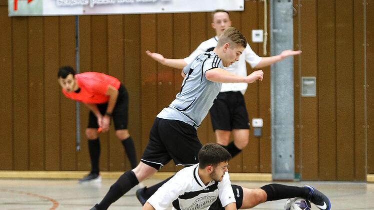Szenen aus dem Finale: der Hofer Kadir Kacar angelt sich vor dem Kronacher Felix Maurer den Ball. Foto: Monika Limmer