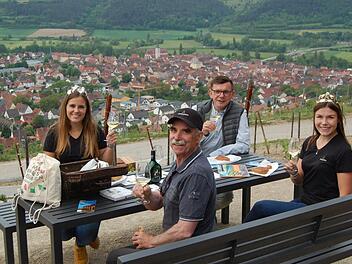 Der Terroir-f-Punkt oberhalb der Stadt soll belebt werden, allerdings mit Abstand wie hier bei der Eröffnung mit (von links) Weinprinzessin Louisa Silberbach, Verbandspräsident Artur Steinmann, Bürgermeister Armin Warmuth und Weinkönigin Carolin Meyer.  Foto: Archiv/Dünnebier