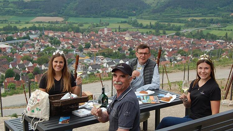 Der Terroir-f-Punkt oberhalb der Stadt soll belebt werden, allerdings mit Abstand wie hier bei der Eröffnung mit (von links) Weinprinzessin Louisa Silberbach, Verbandspräsident Artur Steinmann, Bürgermeister Armin Warmuth und Weinkönigin Carolin Meyer.  Foto: Archiv/Dünnebier