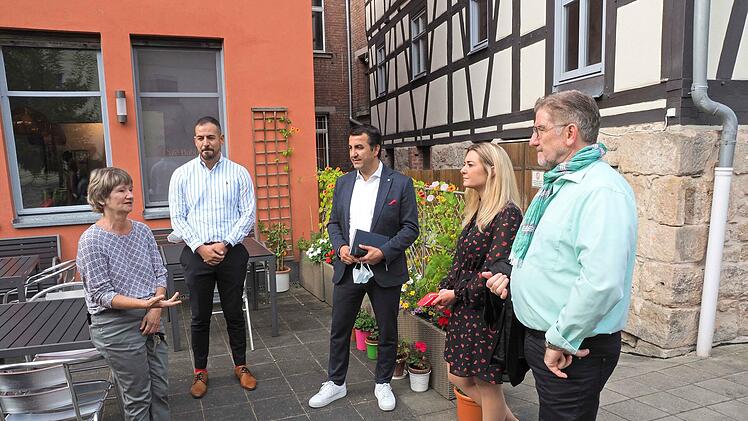 Über die Kinder- und Jugendarbeit in Coburg informierten sich am Freitag die SPD (von rechts) MdB Michael Busch, Ramona Brehm, Generalsekretär Arif Tasdelen und Stadtrat Can Aydin bei Domino-Geschäftsführerin Johanna Schilling.
