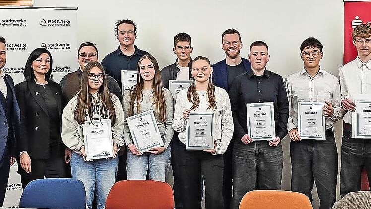 Preisverleihung: In der vorderen Reihe sind zu sehen (v.l.) Damla Kotza-Moumin und Maria Thomas (beide Herder-Gymnasium Forchheim, 10c), Emilie Suft (Georg-Hartmann-Realschule Forchheim, 10b), Max Dachert, David Hofmann und Moritz Dittenhöfer (all...