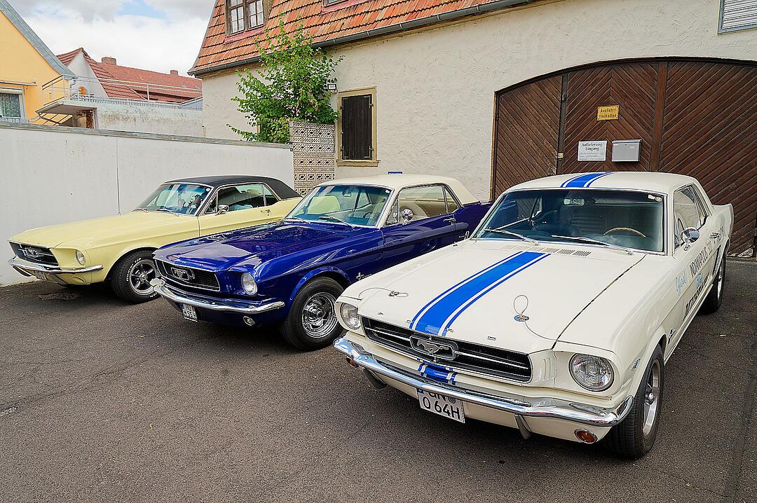Historische Automobile und Motorräder