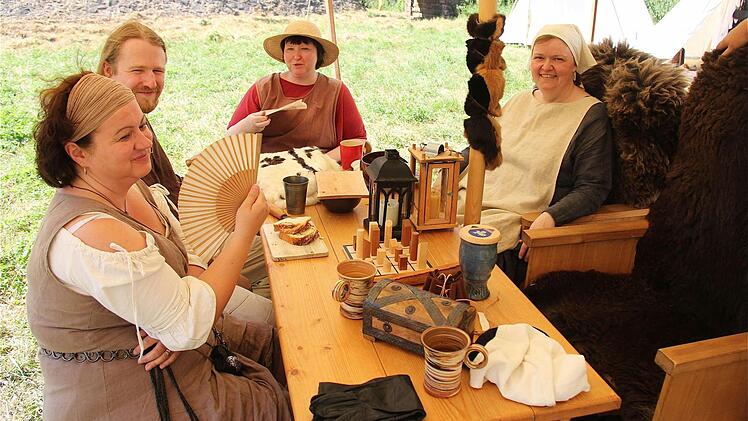 Mittelalterliches Dorfleben in den Saalewiesen.