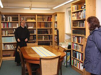 Eine Bibliothek gehört zu jedem Kloster, klein und fein ist jene im Konvent St. Josef. Foto: Arnold Nöth