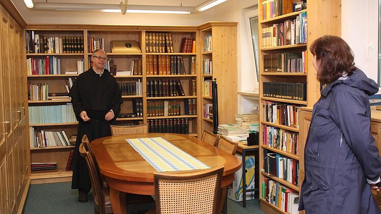 Eine Bibliothek gehört zu jedem Kloster, klein und fein ist jene im Konvent St. Josef. Foto: Arnold Nöth