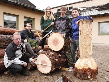 Berufsschullehrer Helmut Taut und seine Schüler Michael Olrich, Franziska Weber, Philipp Huber und Lukas Hof haben den Stamm zersägt. Foto: Josef Hofbauer