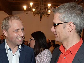 Ulrich Schürr (links) und Uwe Kirschstein beglückwünschten sich gegenseitig zu ihrem guten Abschneiden bei der OB-Wahl, das sie in 14 Tagen zu Stichwahl-Gegner macht. Foto: Ronald Rinklef