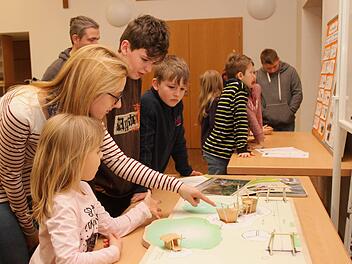 Heiß debattiert wurde bei der Jugendbürgerversammlung, welcher Spielplatz nun umgesetzt wird: Die meisten Kinder begeisterten sich für das Modell A. Bei der Jugendbürgerversammlung wurde richtig gewählt.