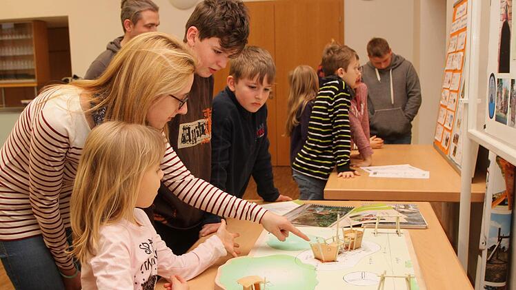Heiß debattiert wurde bei der Jugendbürgerversammlung, welcher Spielplatz nun umgesetzt wird: Die meisten Kinder begeisterten sich für das Modell A. Bei der Jugendbürgerversammlung wurde richtig gewählt.