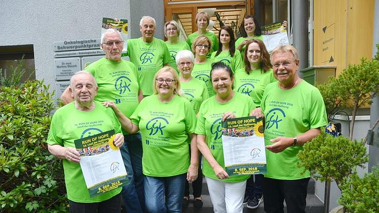 In buchstäblich letzter Minute sind die grünen T-Shirts für die Läufer eingetroffen, worüber sich die Vorstandschaft und das Vorbereitungsteam sehr freuen. Vordere Reihe von links Heinz Hausmann (Beirat), Michaela Löffler (Sekretärin), Martina Stauch (1. Vorsitzende), Bürgermeister Wolfgang Beiergrößlein (2. Vorsitzender)