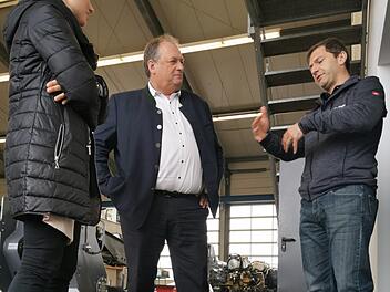 Manuela und Frank F&ouml;ckersperger (r.) erl&auml;utern Walter Nussel die Funktionsweise des neu entwickelten Kabelpflugs. Foto: K. Zollh&ouml;fer