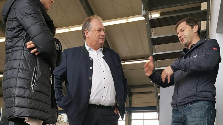 Manuela und Frank F&ouml;ckersperger (r.) erl&auml;utern Walter Nussel die Funktionsweise des neu entwickelten Kabelpflugs. Foto: K. Zollh&ouml;fer