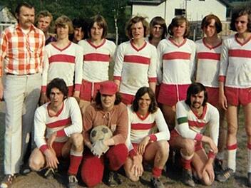 Unser Bild zeigt das Meisterteam des SV Wildflecken aus der Saison 1972/73 mit (hinten, von links) Jugendleiter Herbert Schumm, Michael Dömling, Gerd Strömel, Joachim Plobner, Bernhard Kleinhenz, Karl-Heinz Strömel, Udo Albert, Klaus Richter, Peter Wachsmann und Harald Reinhart sowie (vorne, von links) Roland Reitelbach, Helmut Fiedler, Horst Weingärtner und Günter Schneider. Foto: Archiv SV Wildflecken