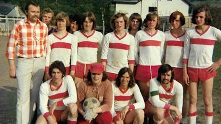 Unser Bild zeigt das Meisterteam des SV Wildflecken aus der Saison 1972/73 mit (hinten, von links) Jugendleiter Herbert Schumm, Michael Dömling, Gerd Strömel, Joachim Plobner, Bernhard Kleinhenz, Karl-Heinz Strömel, Udo Albert, Klaus Richter, Peter Wachsmann und Harald Reinhart sowie (vorne, von links) Roland Reitelbach, Helmut Fiedler, Horst Weingärtner und Günter Schneider. Foto: Archiv SV Wildflecken