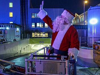 Weihnachtslieder gegen Corona-Frust: Hilfsorganisationen spielen Weihnachtsmusik vor Uniklinikum ab