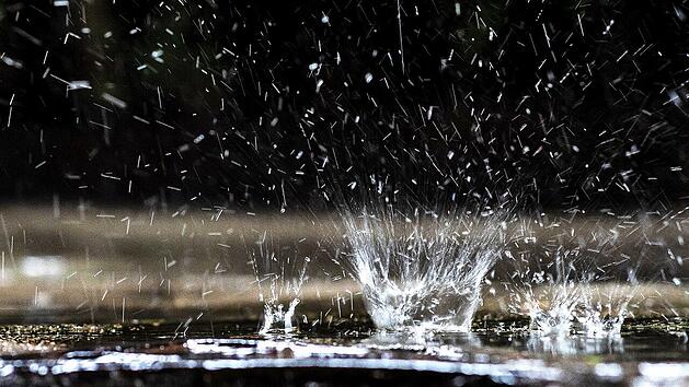 Regenwasser in einer Zisterne sammeln hilft dabei, Kosten zu sparen und kann sich lohnen.