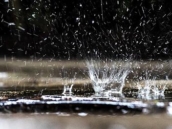 Regenwasser in einer Zisterne sammeln hilft dabei, Kosten zu sparen und kann sich lohnen.