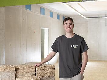 Louis Reinfurth auf der Baustelle. Der junge Parkettleger-Geselle freut sich über seinen dritten Platz beim Bundesentscheid.  Foto: Klaus Bauer