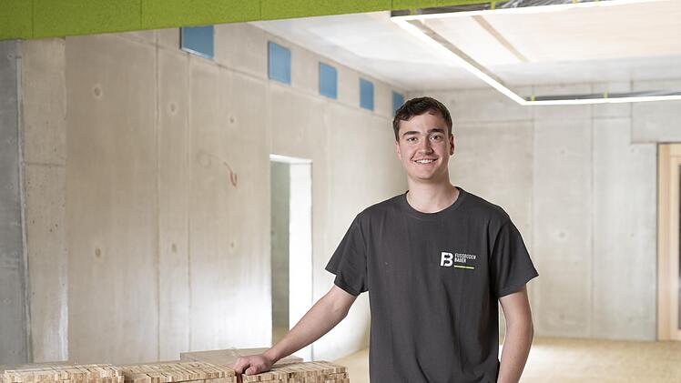 Louis Reinfurth auf der Baustelle. Der junge Parkettleger-Geselle freut sich über seinen dritten Platz beim Bundesentscheid.  Foto: Klaus Bauer