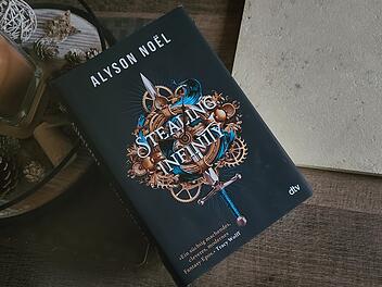 "Stealing Infinity" von Alyson Noel - Zeitreiseroman