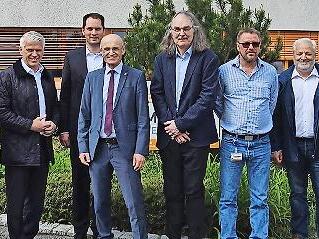 Die Elso-Führung mit den Politik-Gästen (v. l.): Kaufmännischer Leiter Michael Koch, MdL Steffen Vogel, Jörn Elbe, Landrat Wilhelm Schneider, Geschäftsführer Gundram Elbe, Technischer Leiter Christian Endres, Wirtschaftsförderer Michael Brehm und ...