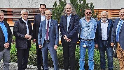 Die Elso-Führung mit den Politik-Gästen (v. l.): Kaufmännischer Leiter Michael Koch, MdL Steffen Vogel, Jörn Elbe, Landrat Wilhelm Schneider, Geschäftsführer Gundram Elbe, Technischer Leiter Christian Endres, Wirtschaftsförderer Michael Brehm und ...
