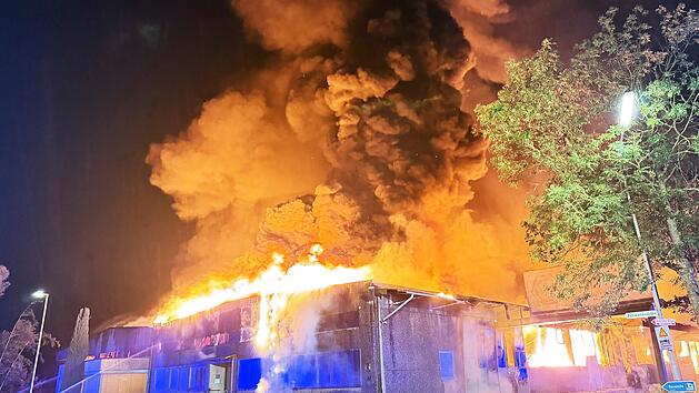 Lichtenfels: Gro&szlig;brand schockt Anwohner und Mitarbeiter - "be&auml;ngstigend"