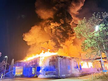 Lichtenfels: Gro&szlig;brand schockt Anwohner und Mitarbeiter - "be&auml;ngstigend"
