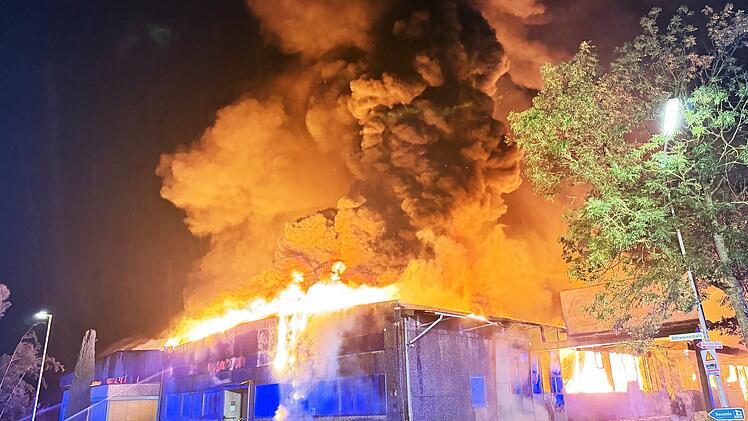 Lichtenfels: Gro&szlig;brand schockt Anwohner und Mitarbeiter - "be&auml;ngstigend"