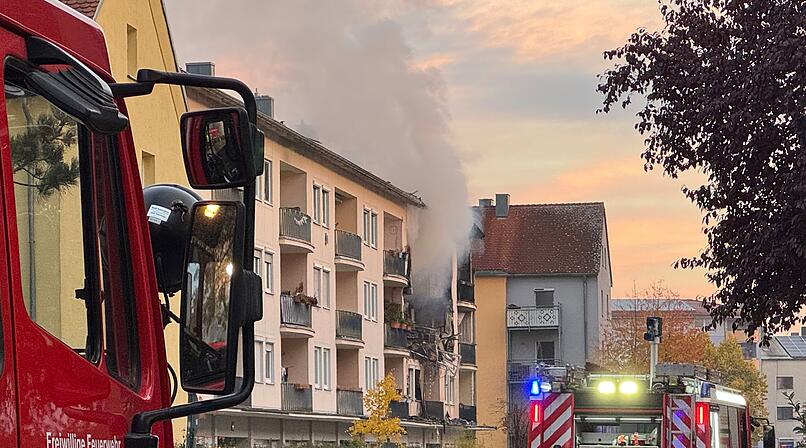 Vollbrand nach Explosion in Mehrfamilienhaus in Regensburg