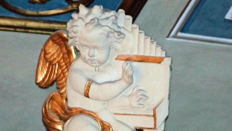 Dieser musizierende Engel schmückt den Bogen über der Vorbühne des Landestheaters.