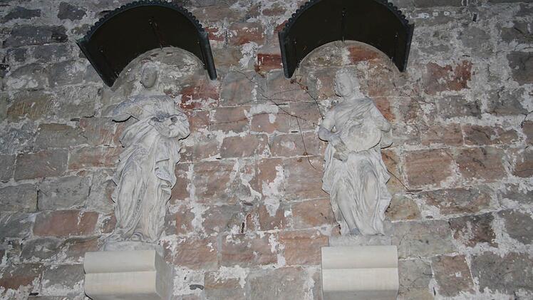 Die Figuren sollen an die Gerichtsbarkeit erinnern, sie waren allerdings ursprünglich nicht beim Storchenturm angebracht, erklärte der Türmer Thomas Baier Foto: Sonja Adam