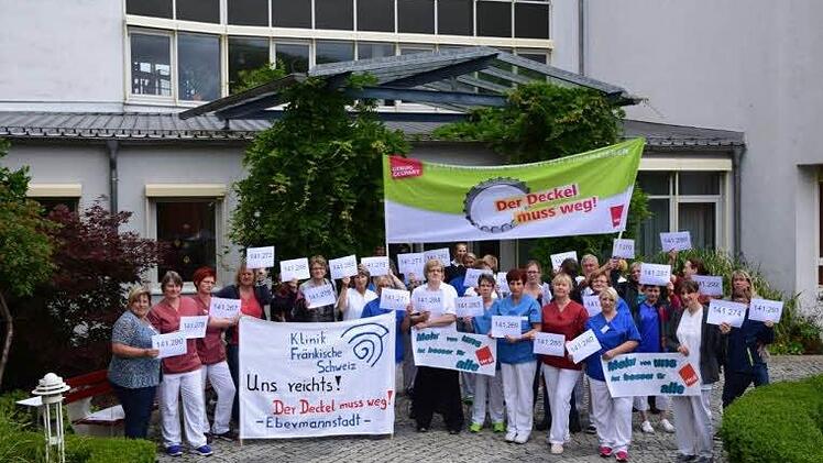 Gegen Personal-Deckelung protestierten die Mitarbeiter vor der Klinik Ebermannstadt. Foto: privat