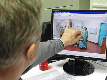 Manfred Blinzler zeigt am PC in seiner Praxis auf, welche medizinischen Geräte in der Dritten Welt eine große Hilfe sein können. Foto: Marco Meißner