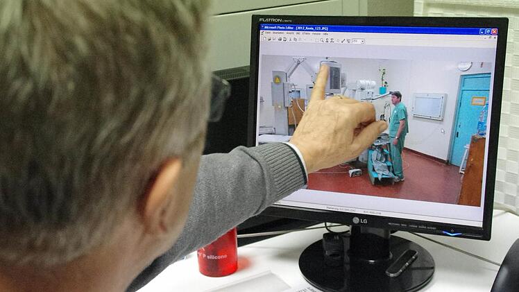 Manfred Blinzler zeigt am PC in seiner Praxis auf, welche medizinischen Geräte in der Dritten Welt eine große Hilfe sein können. Foto: Marco Meißner