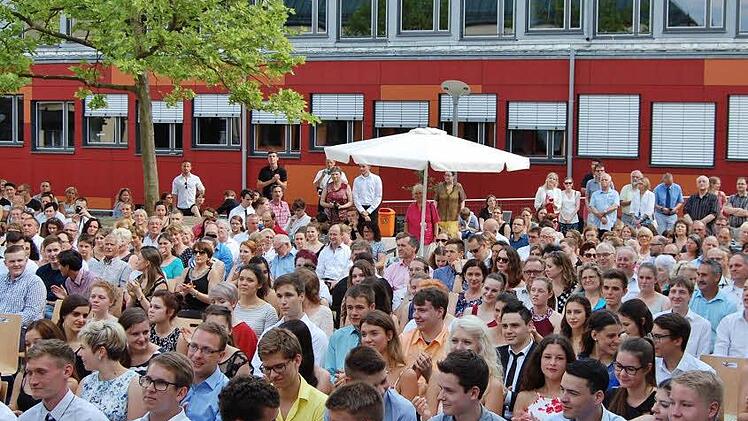 Adrett gekleidet erwarteten 120 Abiturienten mit Angehörigen im Schulhof die Zeugnisübergabe.  Foto: Sigismund von Dobschütz