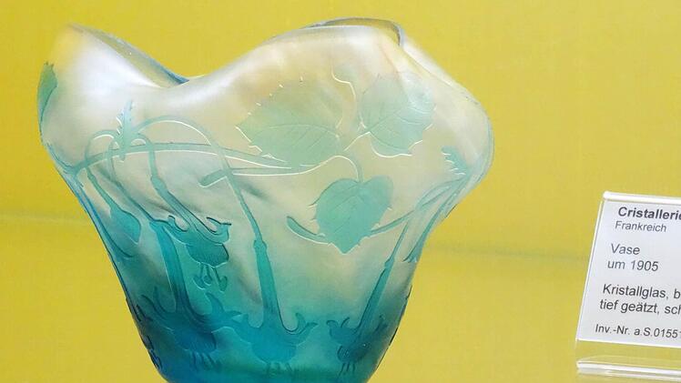 Kunstsammlungen Veste Coburg / Vase, um 1905 (Cristallerie Pantin, Frankreich/Kristallglas, blaugrün überfangen, tief geätzt, schwach irisiert) Foto: Jochen Berger