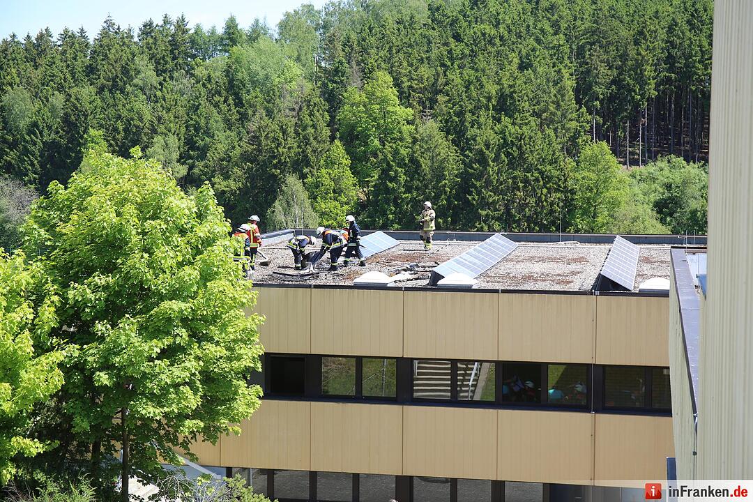 Kreis Hof: Photovoltaikanlage auf Schuldach fängt Feuer