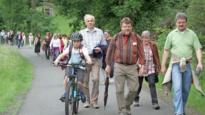 Zu Beginn der ökumenischen Pfingstwanderung hielt das Wetter noch, auch einige junge Radler nahmen an der Traditionsveranstaltung teil. Fotos: Sonny Adam