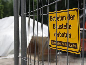 Die letzten Fuhren der Altlasten (unter der weißen Plane) liegen an der Baustelle zum Abtransport bereit. Foto: Marco Meißner