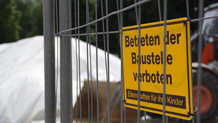 Die letzten Fuhren der Altlasten (unter der weißen Plane) liegen an der Baustelle zum Abtransport bereit. Foto: Marco Meißner